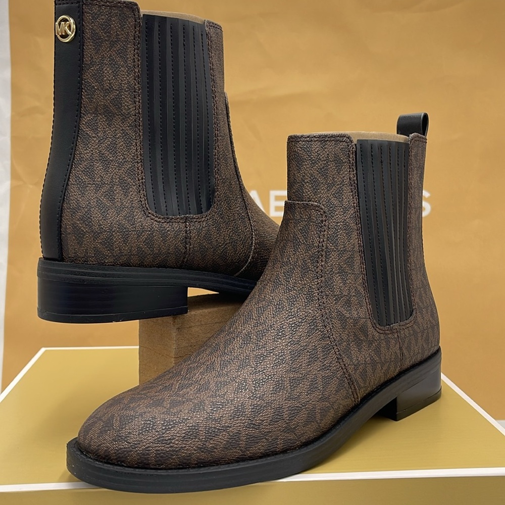 Michael Kors ELLA FLAT BOOTIE MK SIG SM
49F4ELFE5B
BROWN - Picture 8 of 16